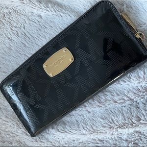 Like new gently used MK black patent leather logo. Smoke and pet free home